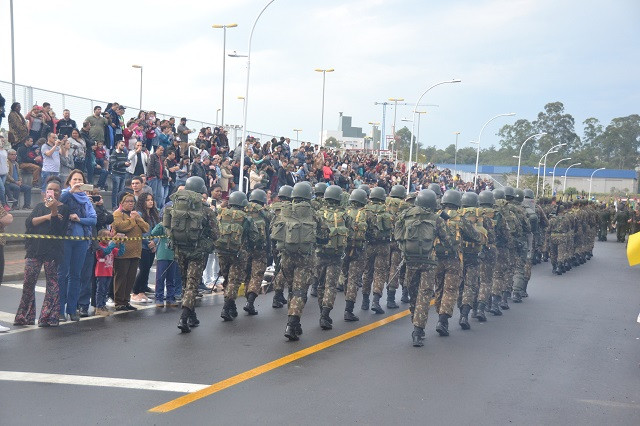 Desfile cívico-militar de Criciúma ocorre pela primeira vez na Rua da Gente