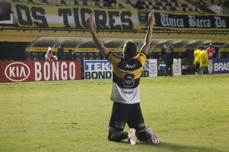 Luiz Paulo comemorando gol da vitória contra o Novorizontino (Foto: Celso da Luz / Criciúma EC)