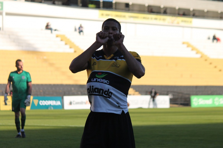 Bola na barriga: Hygor vai ser pai e homenageia a mulher em gol marcado (Foto: Celso da Luz / Criciúma EC)