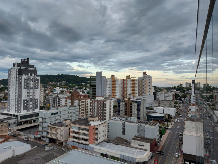 Fim da tarde desta sexta em Criciúma / Foto: Denis Luciano / 4oito