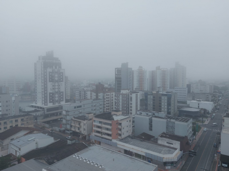 Amanhecer com nevoeiro em Criciúma / Foto: Denis Luciano / 4oito