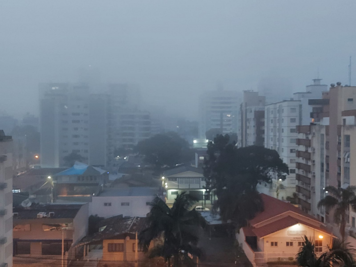 Amanhecer com muita névoa nesta sexta / Foto: Denis Luciano / 4oito