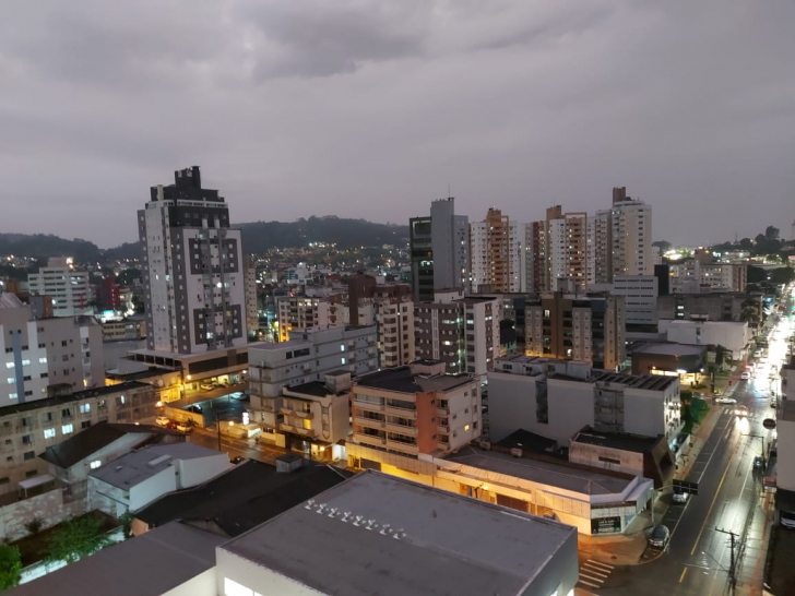 Tempo nublado com chuva no fim da tarde desta sexta em Criciúma / Foto: Denis Luciano / 4oito