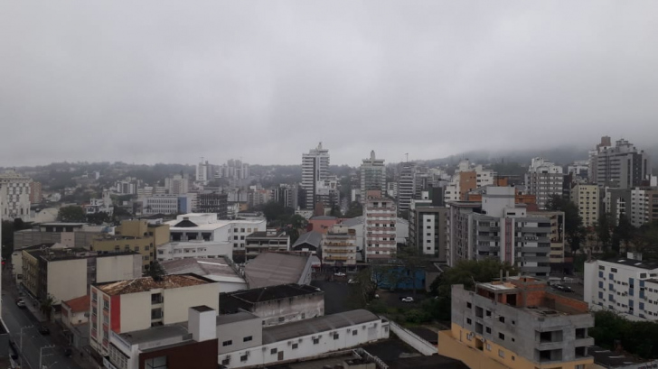 Tempo nublado no amanhecer desta sexta em Criciúma / Foto: Denis Luciano / 4oito