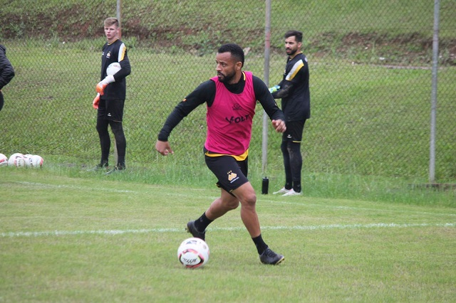 Helder volta ao time titular no lugar de Marcelo Hermes (Foto: Celso da Luz / Criciúma E.C)