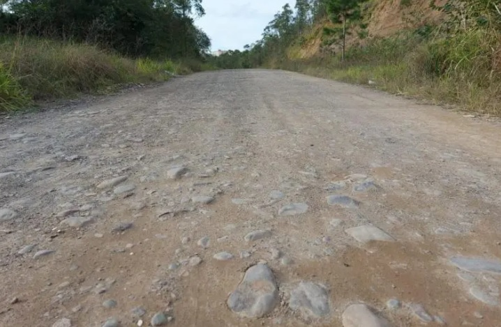 Trecho da estrada, no Bairro Monte Castelo, que virará Anel Viário / Fotos: Denis Luciano / 4oito