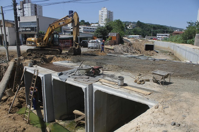 Parte das obras do Canal Auxiliar já interrompeu a Wenceslau Braz no ano passado / Arquivo / 4oito