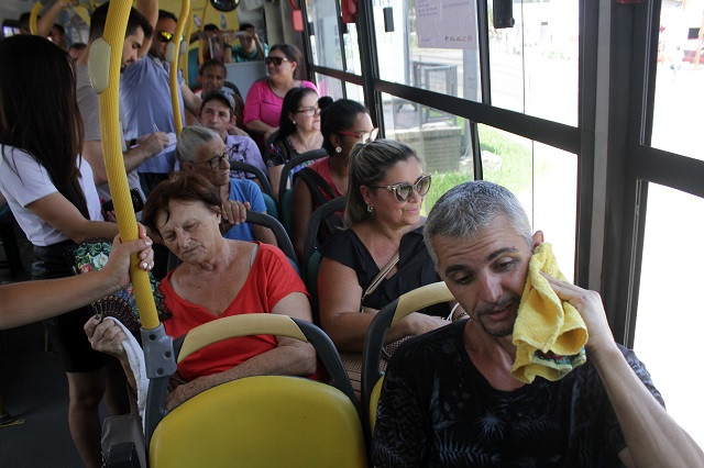 Cena comum nos dias de verão dentro dos ônibus de Criciúma / Arquivo / 4oito