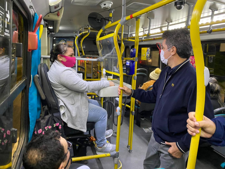 Clésio Salvaro andando de ônibus no fim da tarde desta segunda / Divulgação