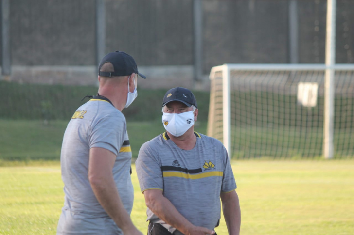 Cavalo e o auxiliar Wilson Vaterkemper em um dos treinos no CT. Usando máscara / Fotos: Celso da Luz / Criciúma EC