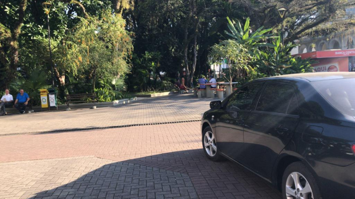 Carros podem estacionar na praça em determinados horários / Foto: Amanda Farias / 4oito / Arquivo