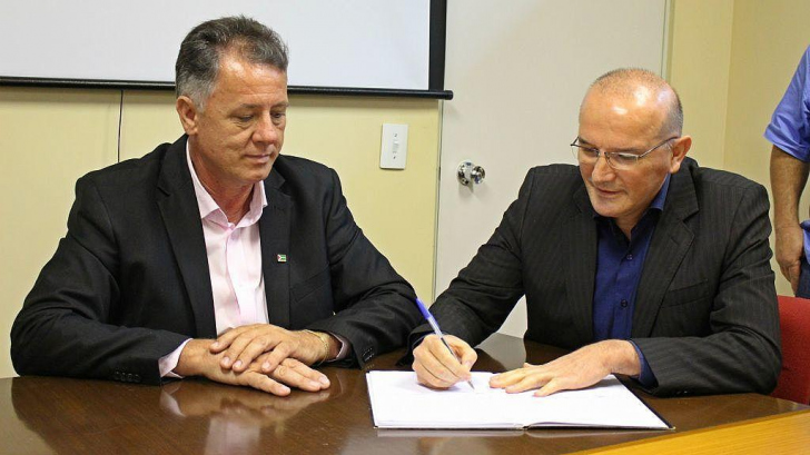 Felix Hobold, do PT, é o vice-prefeito de Forquilhinha. Na foto com o prefeito Dimas Kammer / Divulgação