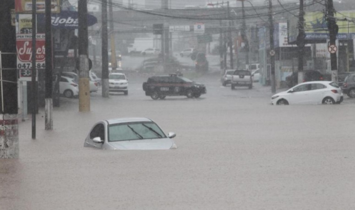 Avenida alagada no bairro Campinas, em São José / Foto: Marco Santiago / Notícias do Dia