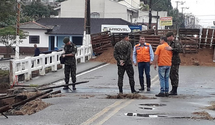 Prefeito com técnicos e integrantes do Exército vistoriando a ponte na última terça-feira / Foto: Denis Luciano / 4oito