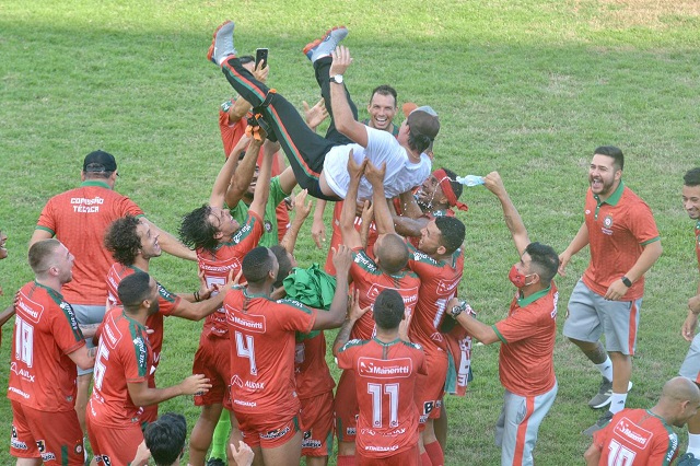 Paulo Baier festeja junto aos jogadores após a vitória deste domingo. Foto: Lucas Colombo/MC10