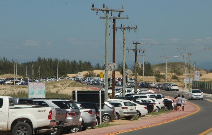 Depois do asfalto e com os bloqueios dos antigos acesso, a opção é estacionar nos arredores / Foto: Elvis Palma