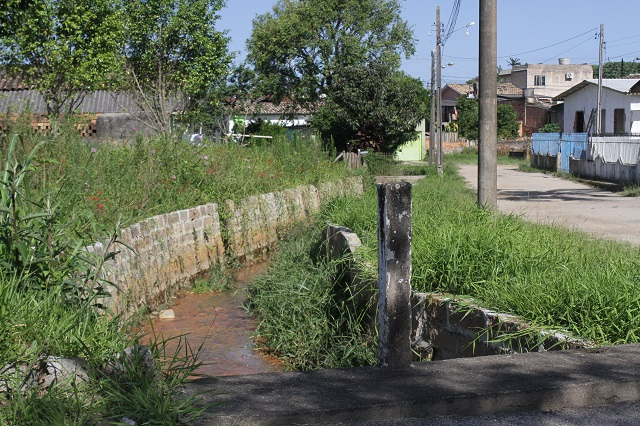 Rio Linha Anta é um local onde a limpeza é de difícil execução / Foto: Guilherme Hahn / A Tribuna