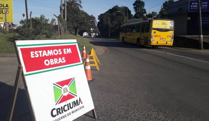 O início da Rua Giácomo Biléssimo, a partir do cruzamento com a Centenário e a Jorge Lacerda / Foto: Denis Luciano / 4oito