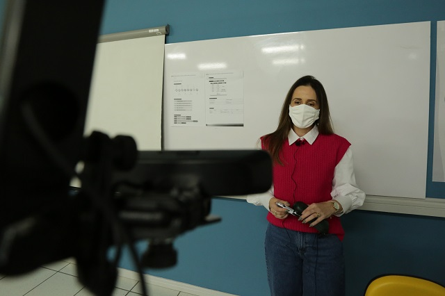 Depois das aulas remotas, microfone e câmeras se unem ao quadro para possibilitar que os professores lecionem em formato híbrido. Foto: Guilherme Hahn/Especial/4oito