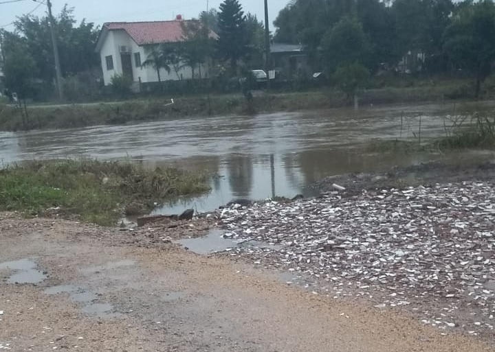 O rio em seus dias de elevação. Agora, ele já baixou no Sangão / Divulgação