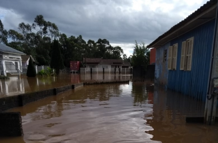 Um dos vários pátios de casas alagados na sexta-feira no Sangão, bairro de Criciúma no limite com Forquilhinha / Divulgação