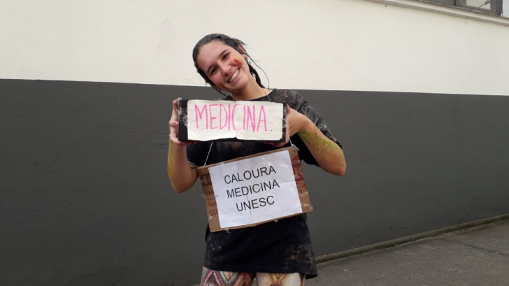 Maria Luiza, uma das calouras que hoje foi aos semáforos pedir ajuda / Fotos: Denis Luciano / 4oito