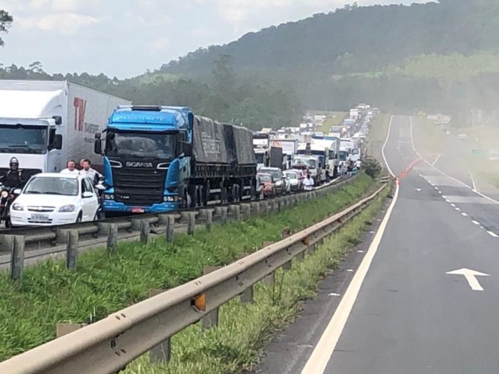 Um dos momentos de congestionamento na BR / Fotos: Agora Sul / Especial