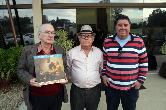 Os amigos Abeúde Silva, Valdir Silva e Luiz Carlos Romancini, antigos parceiros da Turma da Seresta / Foto: Daniel Búrigo / A Tribuna