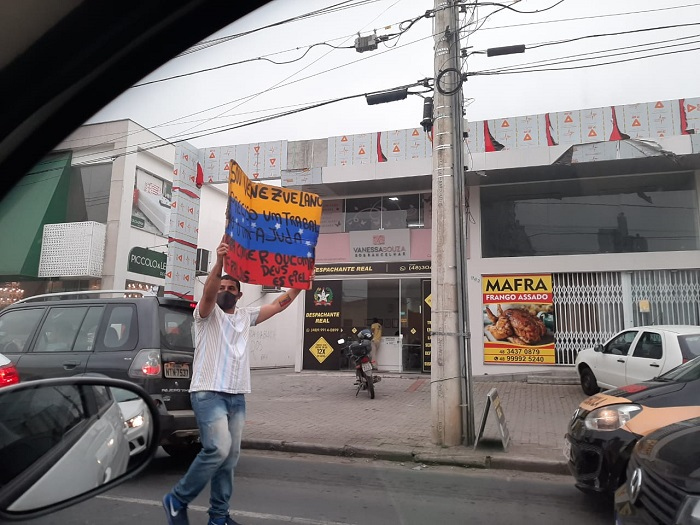 Venezuelano visto em um dos semáforos de Criciúma na última sexta-feira / Divulgação