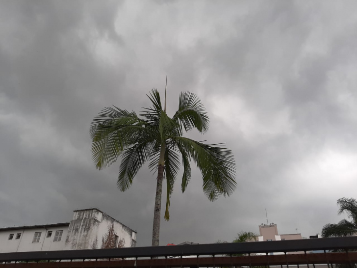 Céu começou a fechar em Criciúma por volta das 13h (Foto: Luana Mazzuchello)