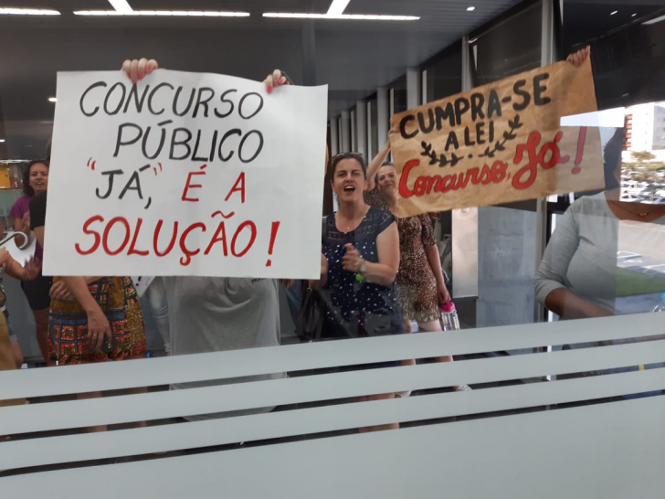 Professores fizeram protestos em frente ao gabinete do prefeito no mês passado, pedindo concurso público para professores efetivos (Fotos: Heitor Araujo / Arquivo / 4oito)