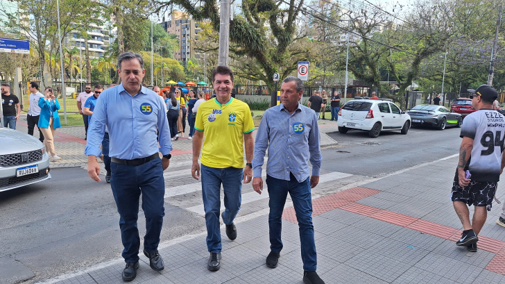 Salvaro chega para votar ao lado de Vaguinho e Julio Garcia. Foto: Décio Batista/Unesc/4oito