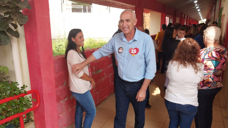 Ferrarezi chega para votar. (Foto: Éverton Horácio/Unesc/4oito)