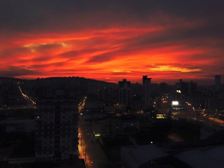 Céu laranja (ou vermelho?) em Criciúma por volta das 6h30 (Fotos: Divulgação)