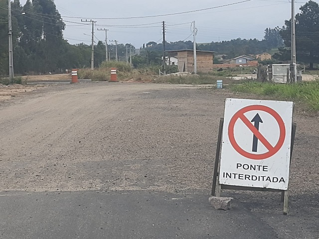 Na rua São Cristóvão, ponte está interditada aguardando o término. Fotos: Marciano Bortolin / 4oito