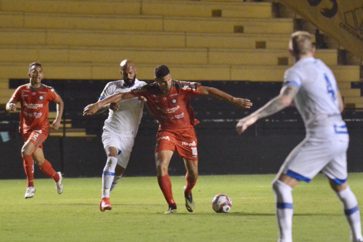 Alex Bruno disputando a bola com o jogador Bruno Silva, do Avaí / Foto: Lucas Colombo / E.C Próspera