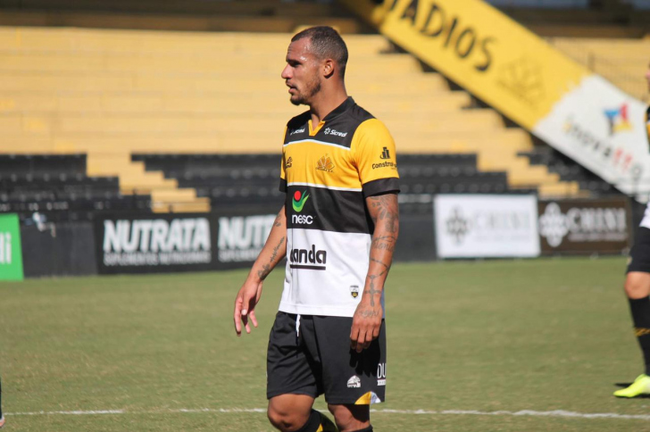 Arilson em campo pelo Tigre (Foto: Celso da Luz / Criciúma EC)