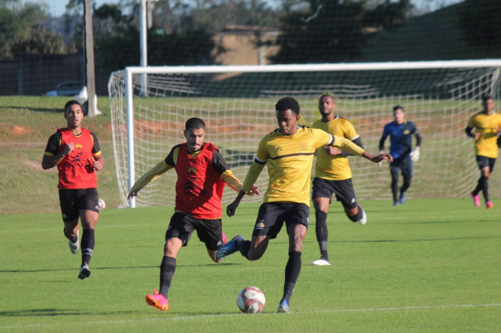 Moacir vinha treinando como lateral-direito (Foto: Celso da Luz / Criciúma EC)