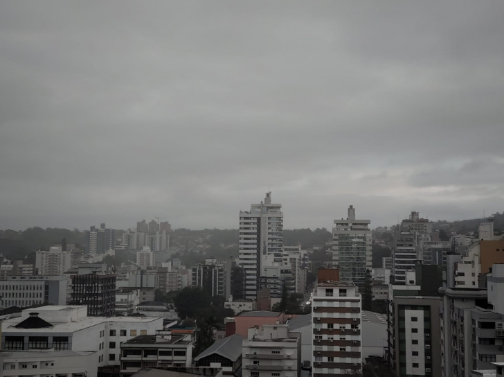 Nebulosidade nas primeiras horas da manhã de sexta (Foto: Heitor Araujo / 4oito)