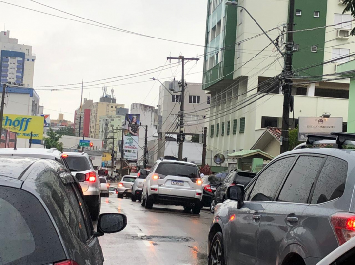 Trânsito na rua Santa Catarina (Foto: Vitor Netto / 4oito)