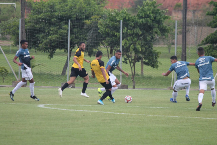 Mateus Anderson, pelo centro, acionou Gabriel Silva dentro da área em gol de Uilliam Barros (Foto: Celso da Luz / Criciúma EC)