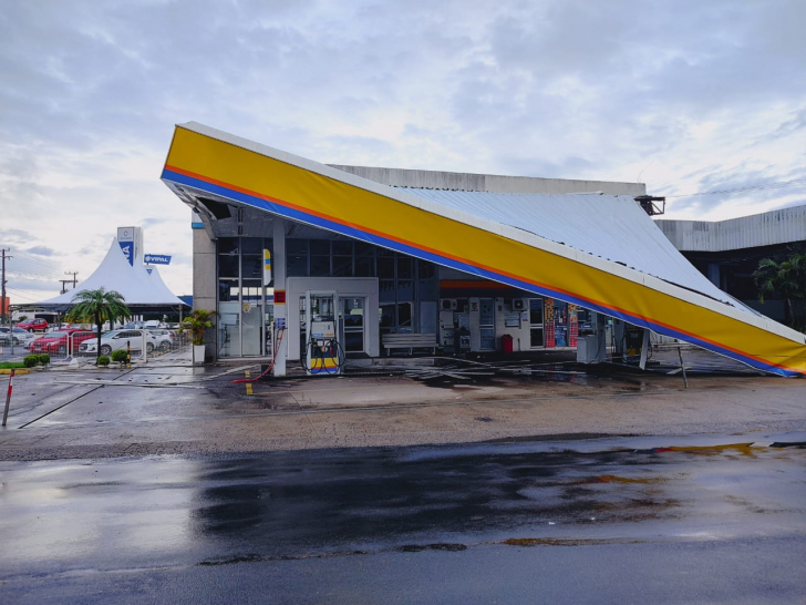 Cobertura de um posto de combustíveis caiu em Araranguá. Foto: Gislaine Fontoura/Correio do Sul