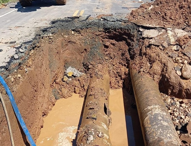 Adutora está sendo consertada desde a manhã desta segunda-feira / Divulgação / Casan