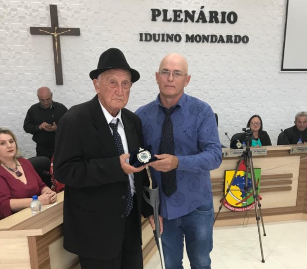 Alfredo Biava recebendo homenagem na Câmara de Timbé do Sul em 2019 / Divulgação