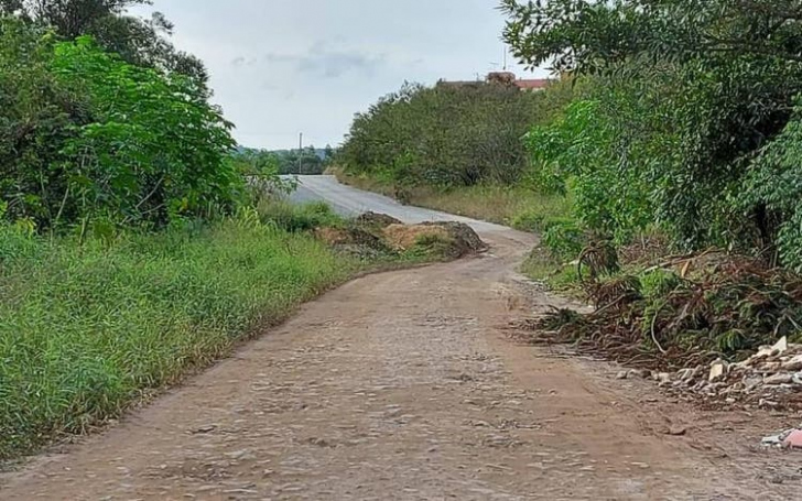 O ponto onde acaba o asfalto e começa o chão batido no Anel Viário, na Vila Zuleima / Fotos: Denis Luciano