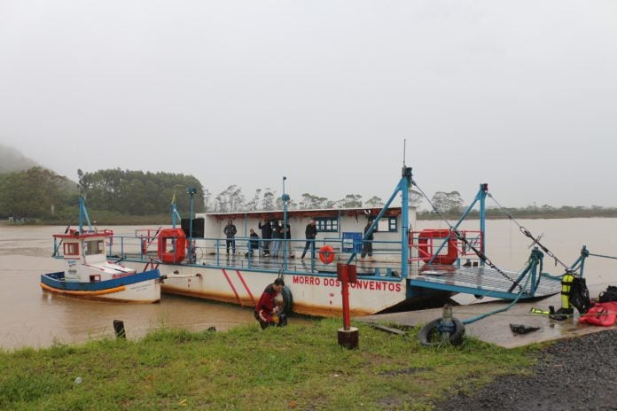 Balsas operam no trecho onde será construída a nova ponte / Divulgação