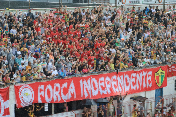 Torcida do Brusque no Augusto Bauer / Foto: Rodrigo Polidoro / Mix Mídia