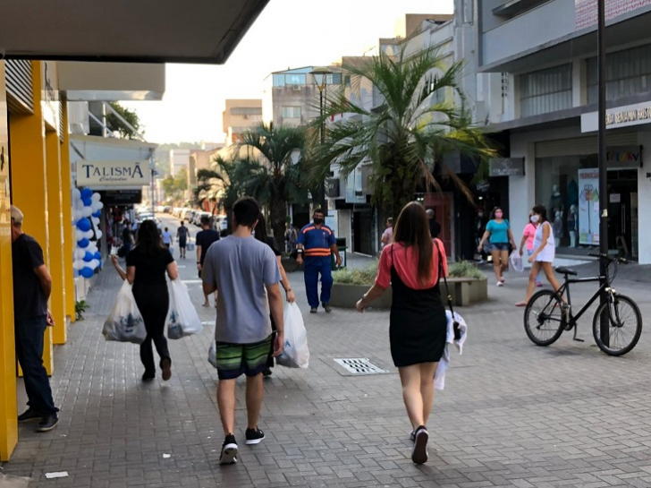 Feriado de Tiradentes teve movimento na Praça Nereu Ramos (Foto: Vitor Netto)