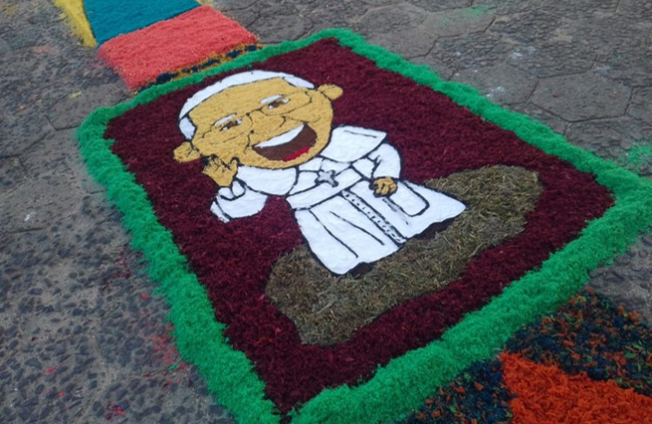 Tapetes para a procissão de Corpus Christi no Rio Maina (foto: Laura Nunes)