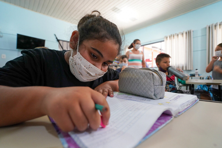 Criança usando máscara em escola de Santa Catarina / Foto: Ricardo Wolffenbuttel / Secom